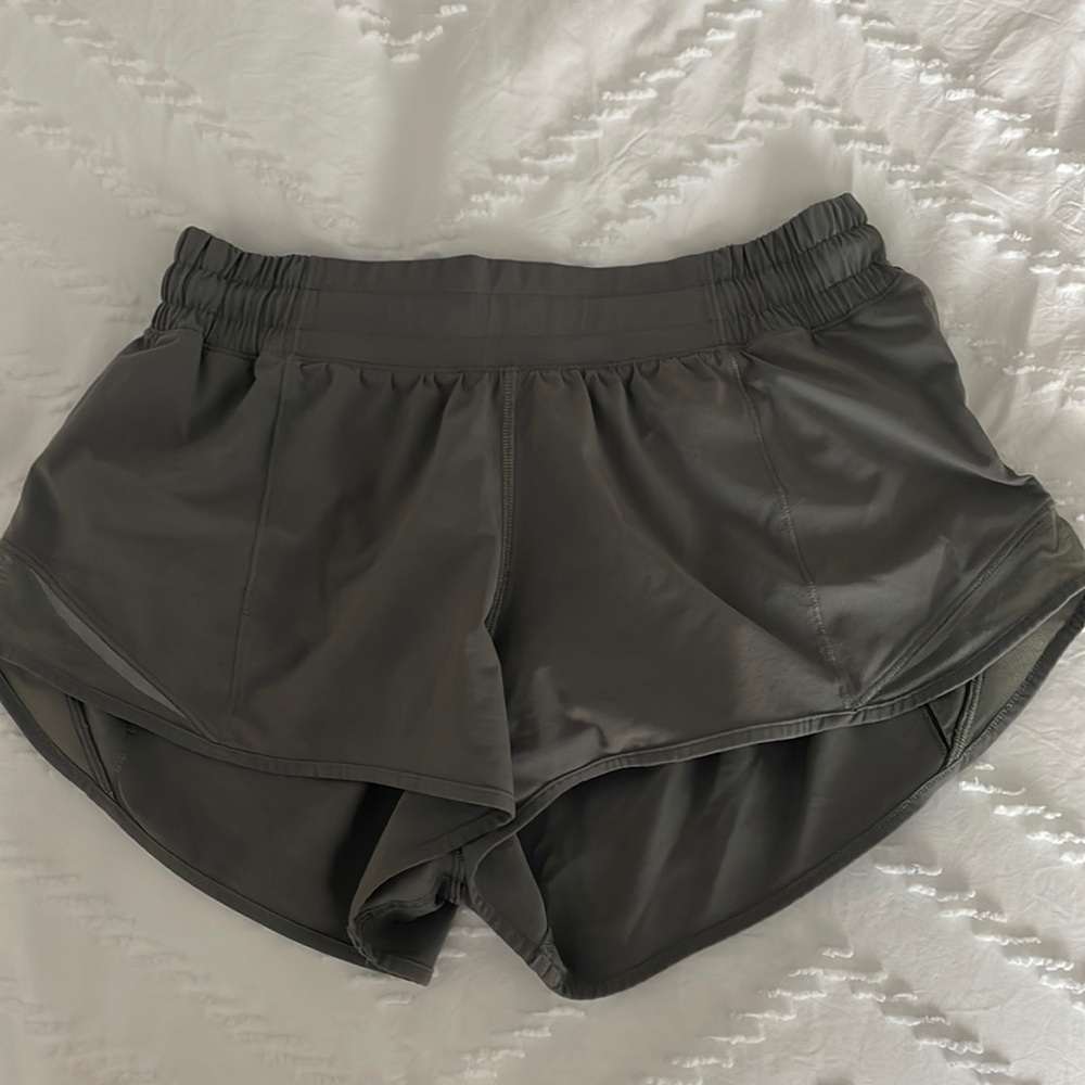 Lululemon Hotty Hot 2.5 shorts
